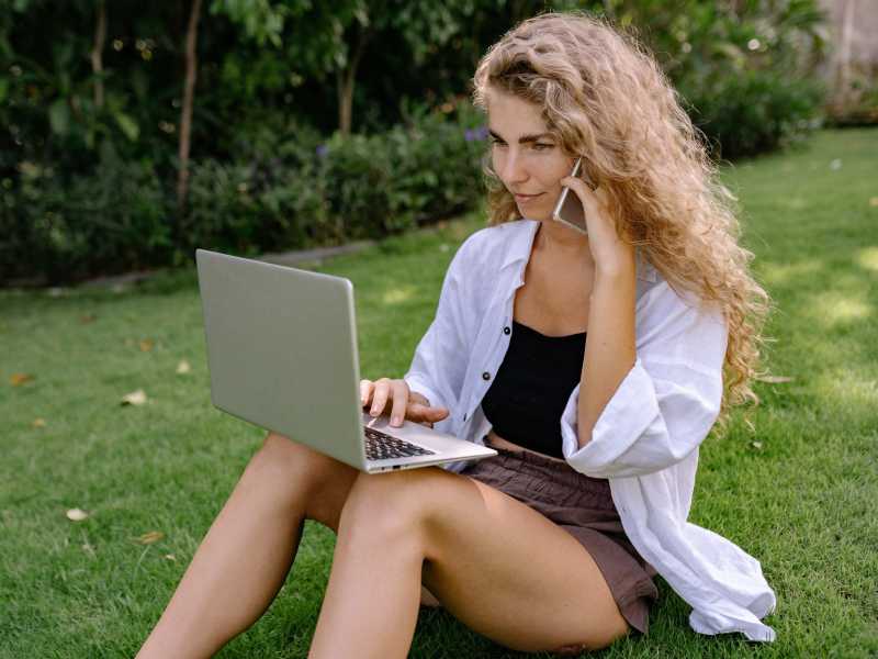 Procure seu namorado em um site de encontros online - Mulher casada no computador em site de relacionamento